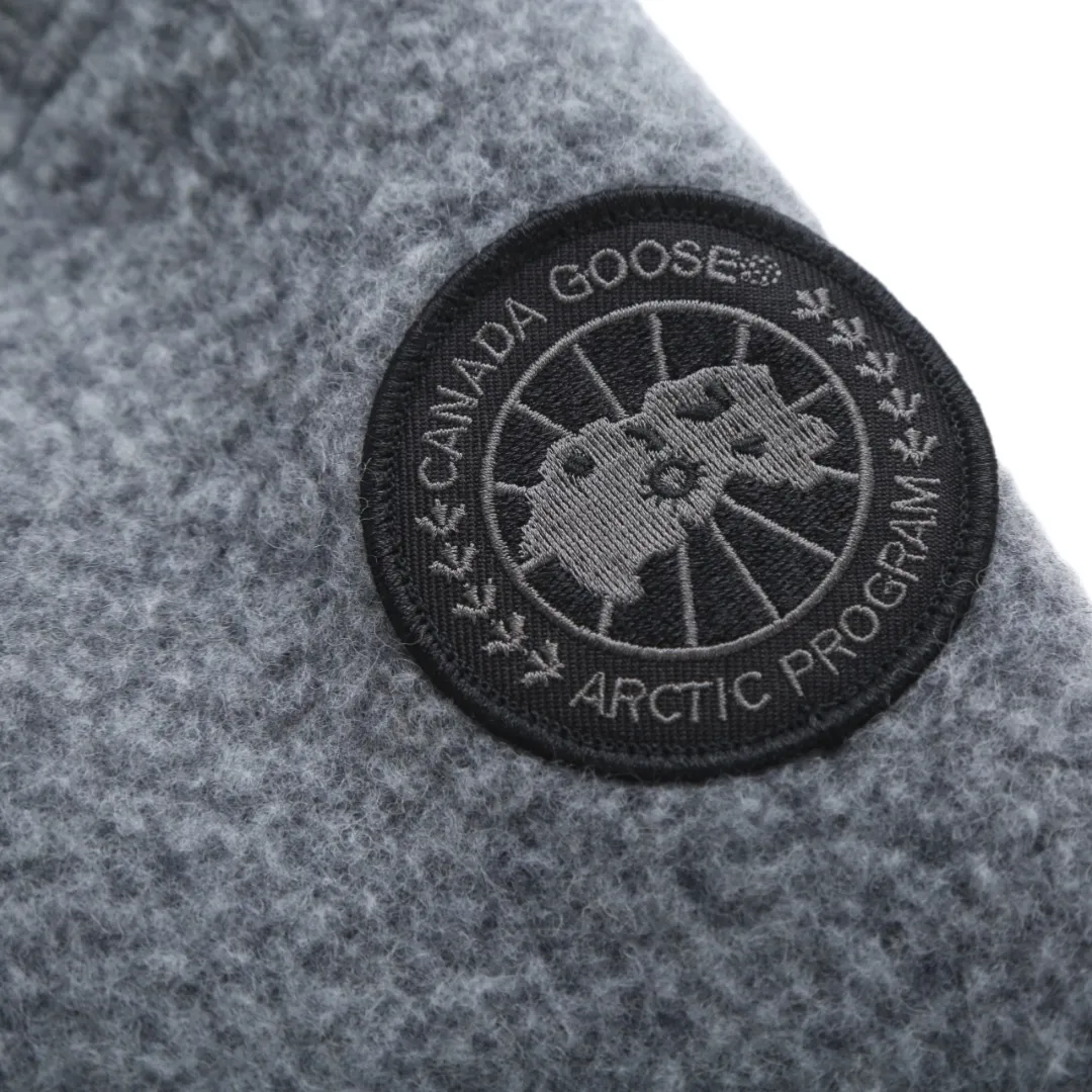 P760 Canada Goose Goose Armband Badge Wool Baseball Jacket (Dark Gray) The fabric is made of wool blended fabric. The main fabric of this jacket is light gray wool blended fabric to improve the fabric's wear resistance, wrinkle resistance and warmth retention. Wool provides good warmth and a natural feel, while blended fibers enhance the fabric's practicality and durability. Rib knit at collar, cuffs and hem for added stretch and fit. The cutting process needs to ensure that the texture and color of the fabric are evenly distributed, especially with this light gray tone, to avoid chromatic aberrations. The stretchability of wool-blend fabrics needs to be taken into consideration when cutting pieces to ensure dimensional stability of the finished garment. Use a sewing needle and thread suitable for wool-blend fabrics to avoid damage to the fabric during sewing. The sewing stitches are even and firm to prevent thread stripping. The temperature needs to be controlled during ironing to avoid high temperature damage to the fabric while keeping the fabric smooth and crisp. The front and back body parts, sleeves and other main parts are spliced ​​with flat seams to ensure a smooth pattern, and the splicing points are aligned with the fabric texture to keep the appearance neat. Details such as pockets and cuffs are designed with inset pockets to increase practicality and aesthetics. The splicing areas are reinforced to improve durability. The white circular armband on the left arm is an important part of the brand identity and is finely sewn to ensure it is strong and flat. Size:S-M-L-XL